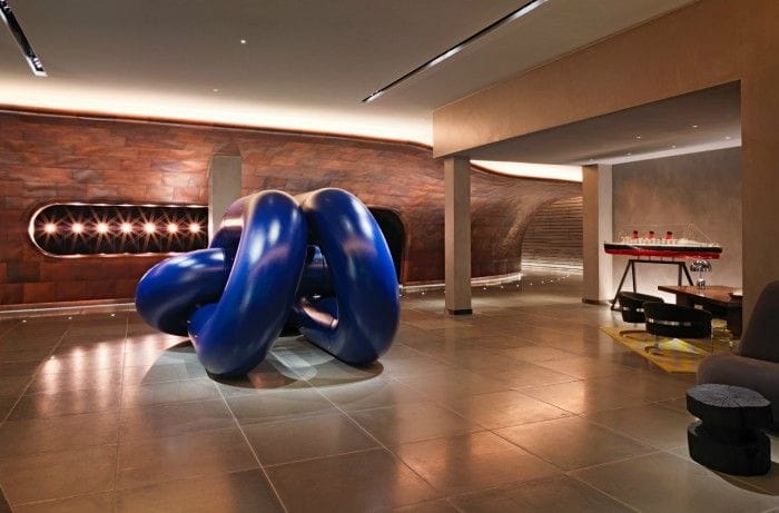 escultura cadena barco azul recepcion hall hotel mondrian de londres