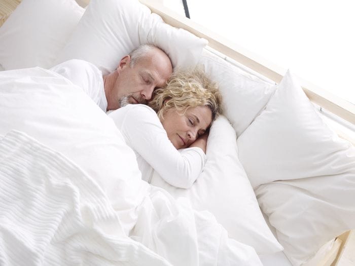 pareja feliz cama