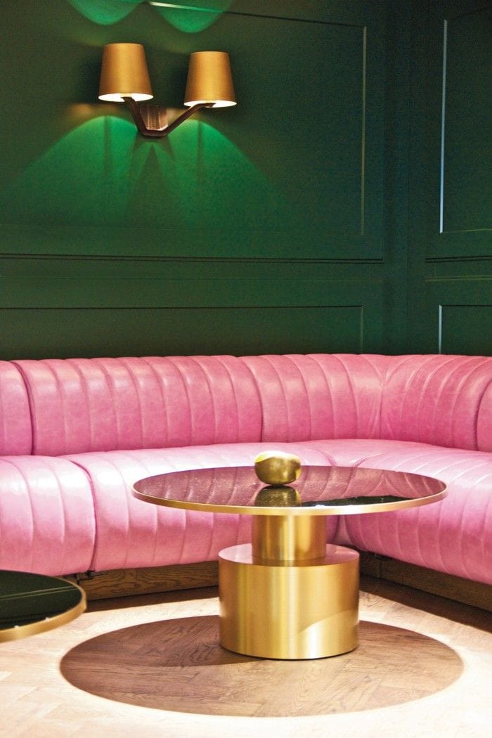 sofa rosa en el hotel mondrian de londres