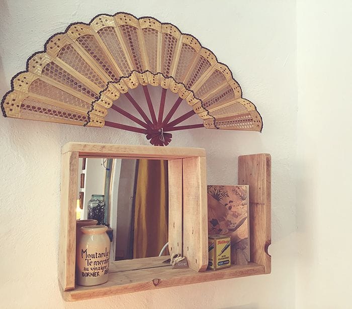 espejo y estantería de madera