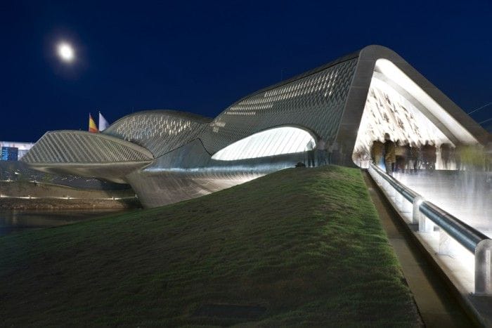 exterior pabellon puente zaragoza zaha hadid obras en espana edificio cruza rio ebro