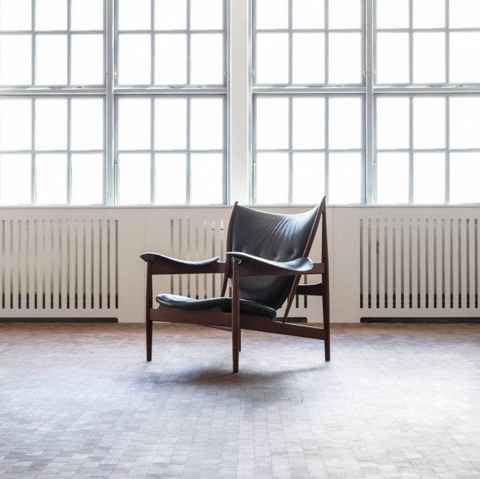 silla chieftain de finn juhl madera oscura cuero negro