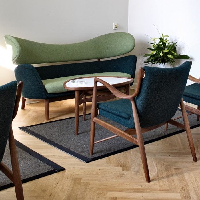 sofa baker azul oscuro verde claro madera oscura y silla 45 de finn juhl