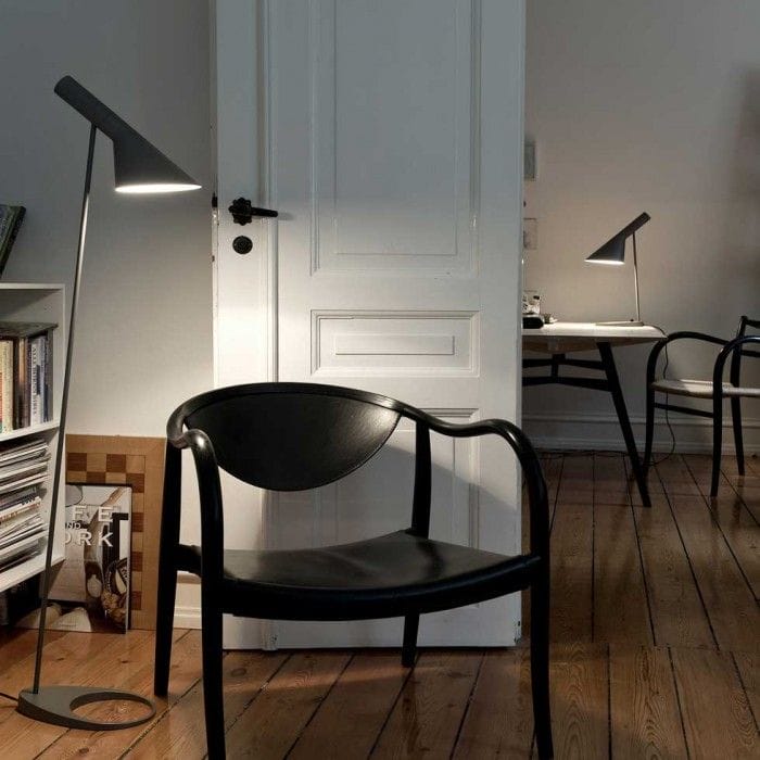lampara aj de arne jacobsen pie sobremesa flexo diseno escandinavo color gris oscuro