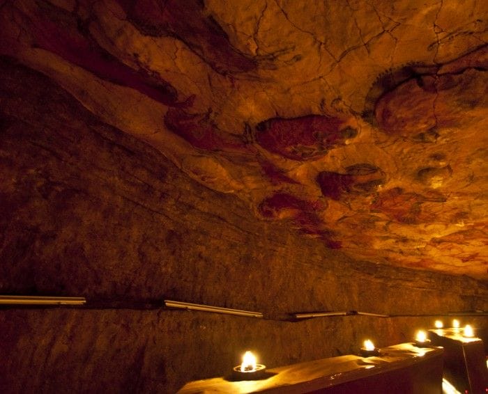 altamira con su luz original iluminada lamparas de tuetano pinturas rupestres prehistoricas cantabria santillana del mar prehistoricas