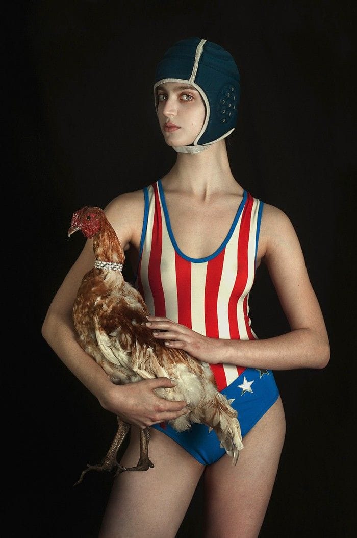fotografia chica con pollo nadadora banador estados unidos fotografa argentina romina ressia foto que parece un cuadro pictorica