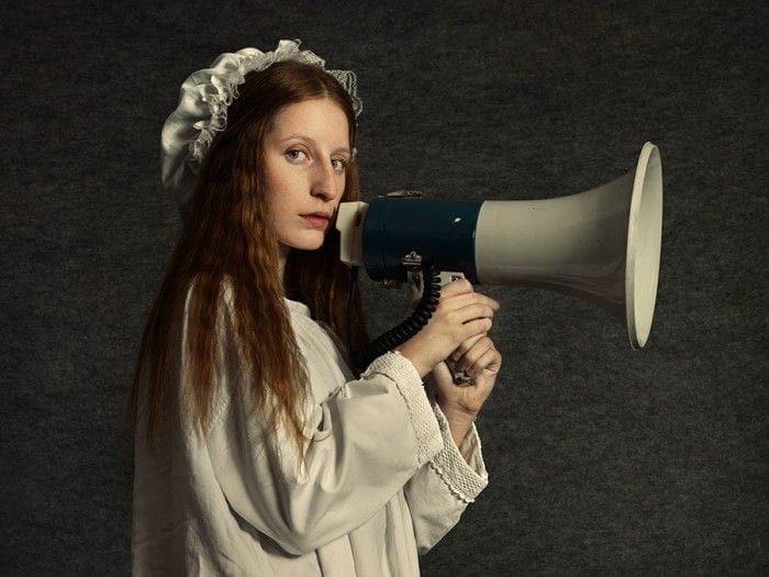 fotografia chica renacentista con megafono unidos fotografa argentina romina ressia foto que parece un cuadro pictorica