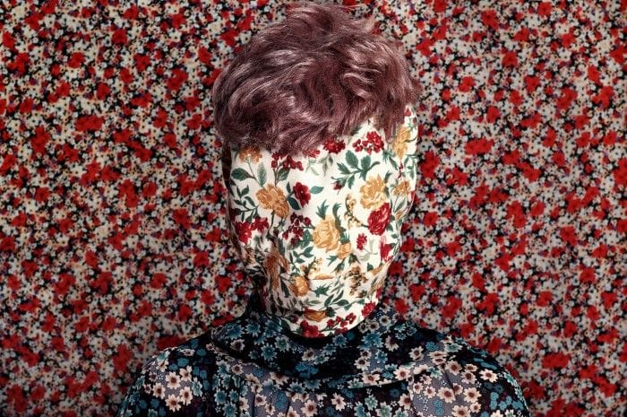fotografia de que te escondes telas estampadas camuflaje fotografa argentina romina ressia foto que parece un cuadro pictorica