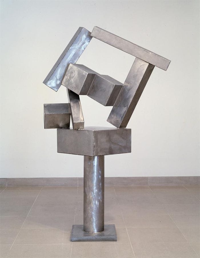 escultura expresionismo abstracto plateada cubo