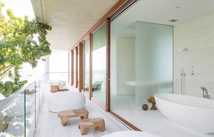 lavabos de la casa bahia alejandro landes director porfirio arquitecto miami florida ventanales vistas espectaculares oceano mar mansion