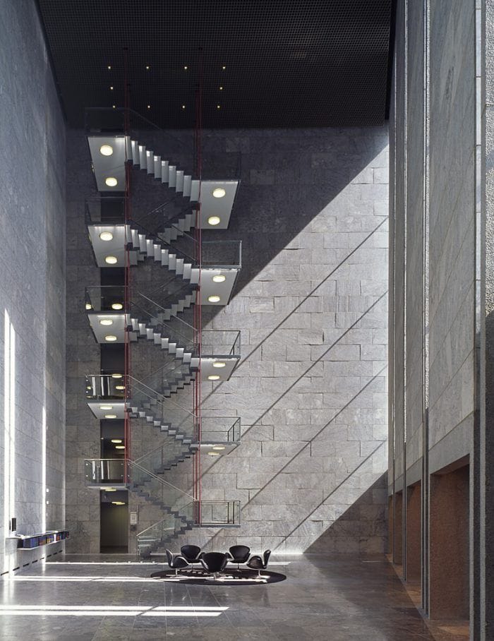 interior del banco nacional de dinamarca en copenhage diseno arquitecto arne jacobsen danes escandinavo minimalista piedra