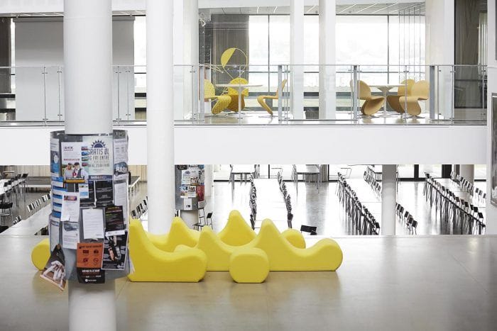 verner panton sofa welle amarillo diseno ola original curvas para mucha gente