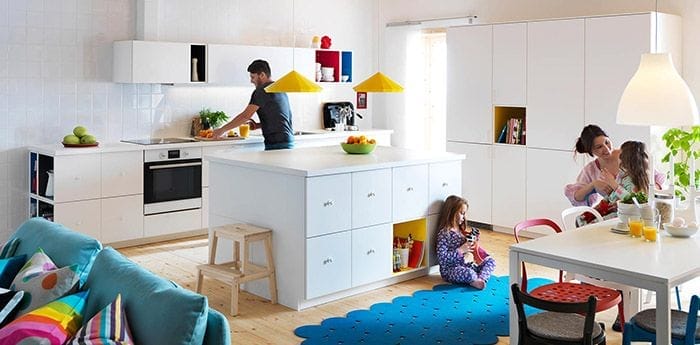 familia en salon de ikea