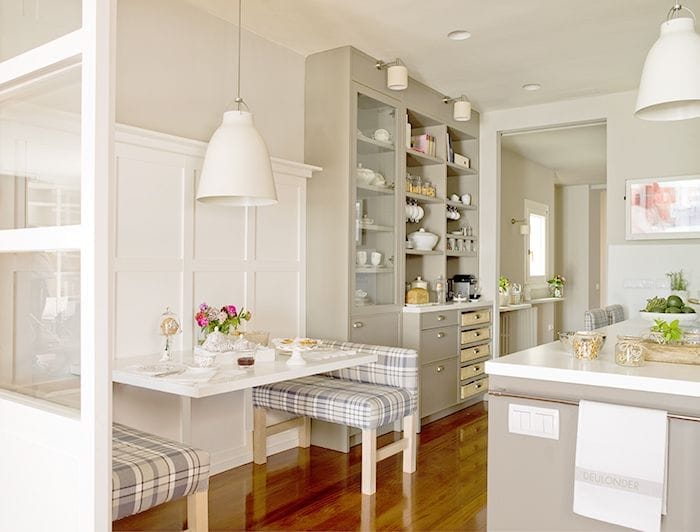 zona estanterias mesa pequeña sillas barra deulonder