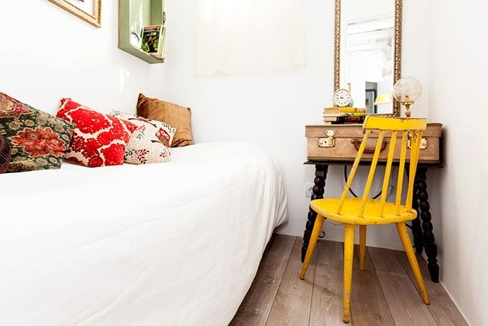 cama silla mesa de noche rincón malasaña piso judith