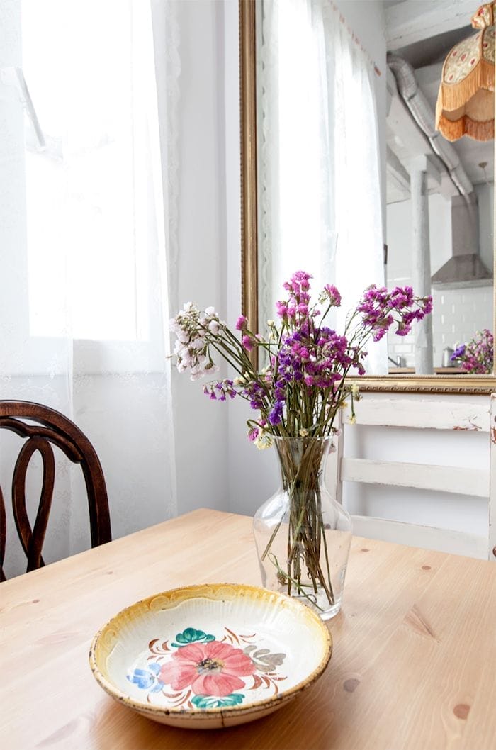 jarron flores decoracion ventanal piso malasaña