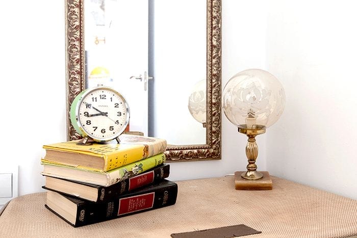 libros reloj espejo decoracion detalles malasaña