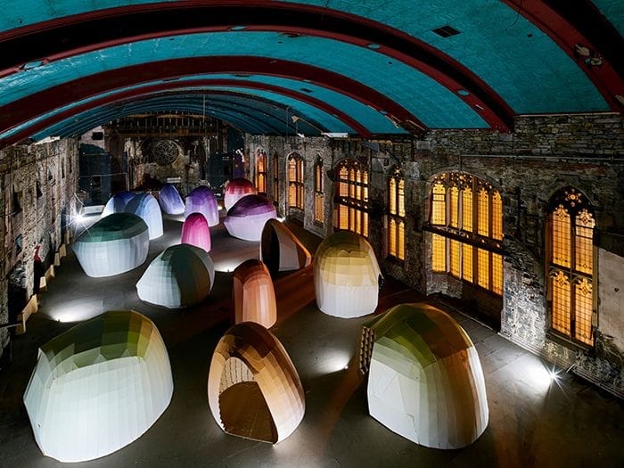 Liam Hopkins llena un edificio abandonado con casi 8.000 m² de cartón