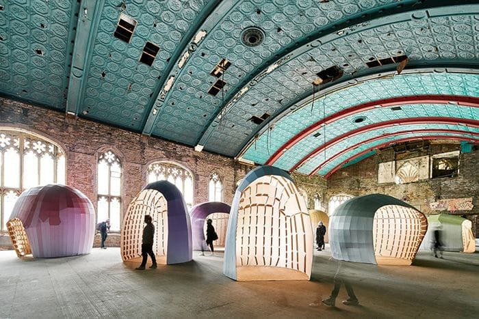 Liam Hopkins llena un edificio abandonado con casi 8.000 m² de cartón