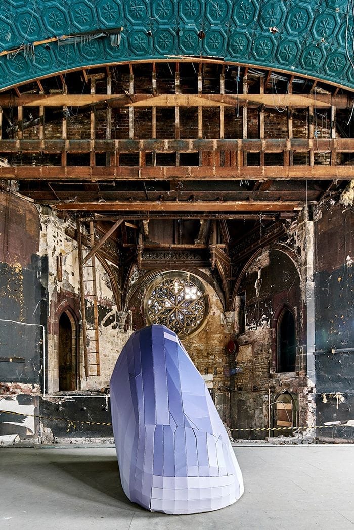 Liam Hopkins llena un edificio abandonado con casi 8.000 m² de cartón