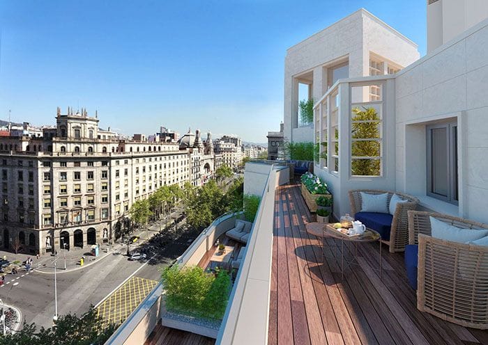 terraza alargada con tarima de madera en Gran Vía de Barcelona