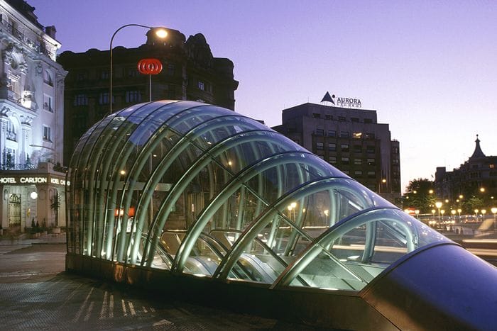estructuras metalicas y cristal boca de metro vanguardista bilbao