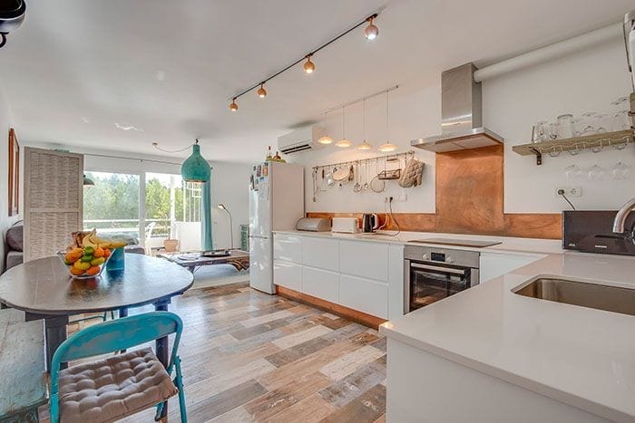 cocina en blancos maderas y turquesa en casa de lujo en Ibiza