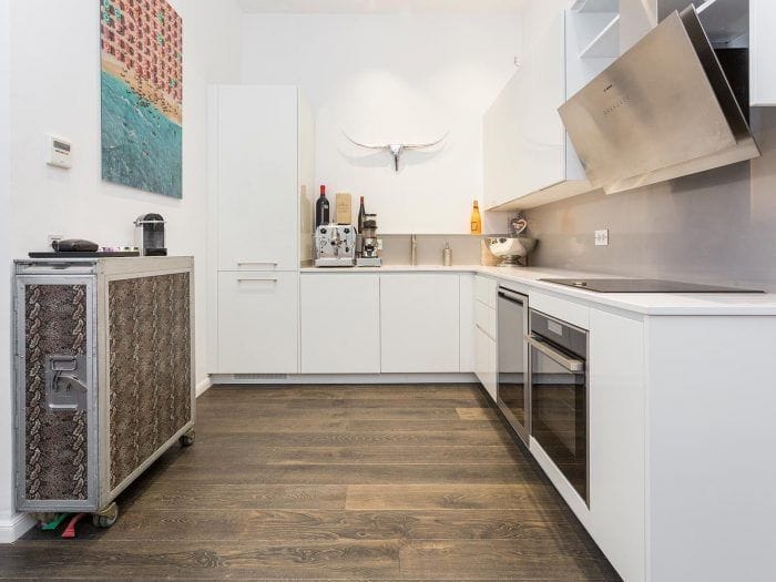 cocina moderna eclectica de piso de lujo en ciudad condal