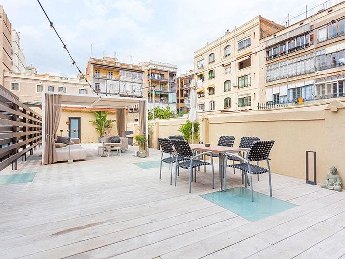 gran terraza con suelos de madera en atico de lujo en barcelona