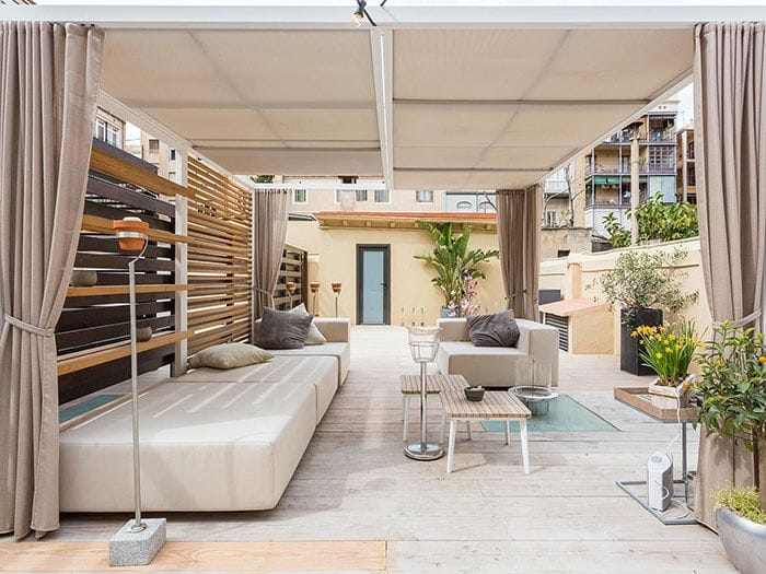 terraza grande de madera en atico exclusivo de barcelona