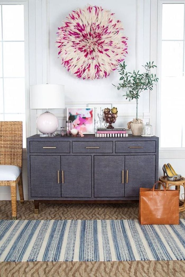 Decoración étnica africana: coloridos Juju Hat en la decoración de paredes