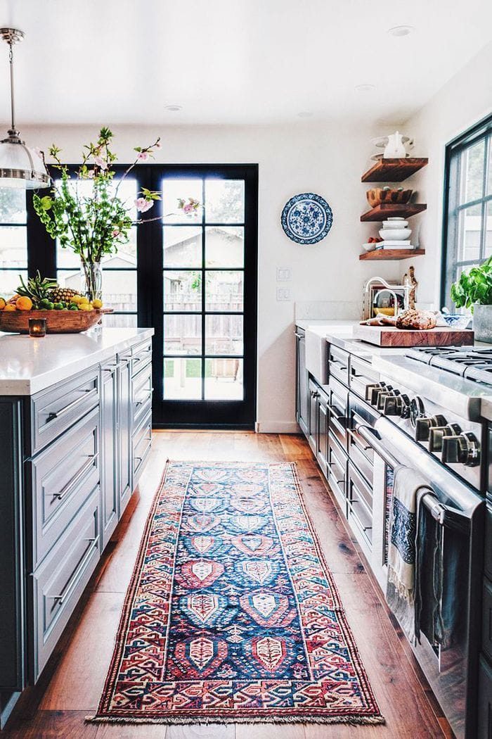 cocina con kilim y estilo bohemio