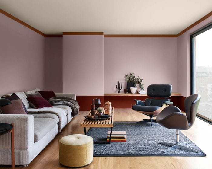 salon palo de rosa, alfombra azul, granate, sofá