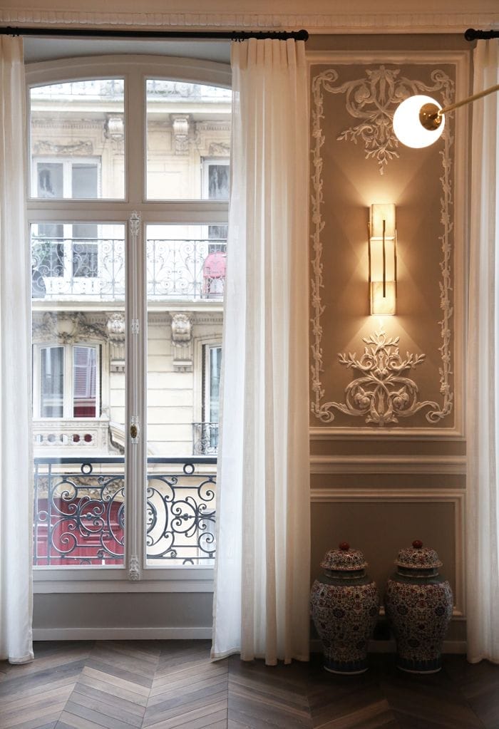 pared molduras ventanales jarrones