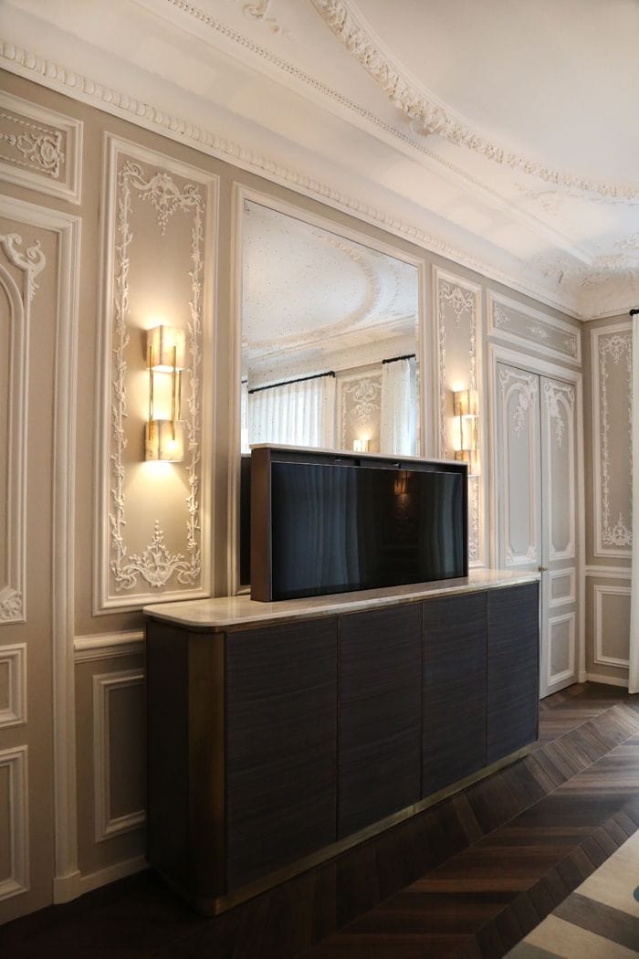 aparador espejo apliques pared molduras suelo madera