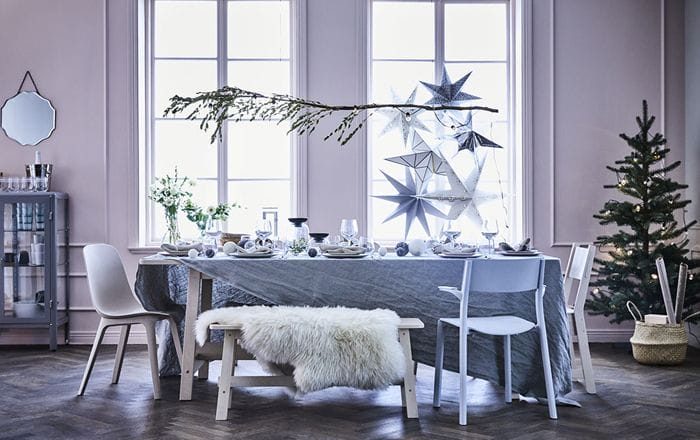 mesa navidad IKEA en tonos blancos y purpuras