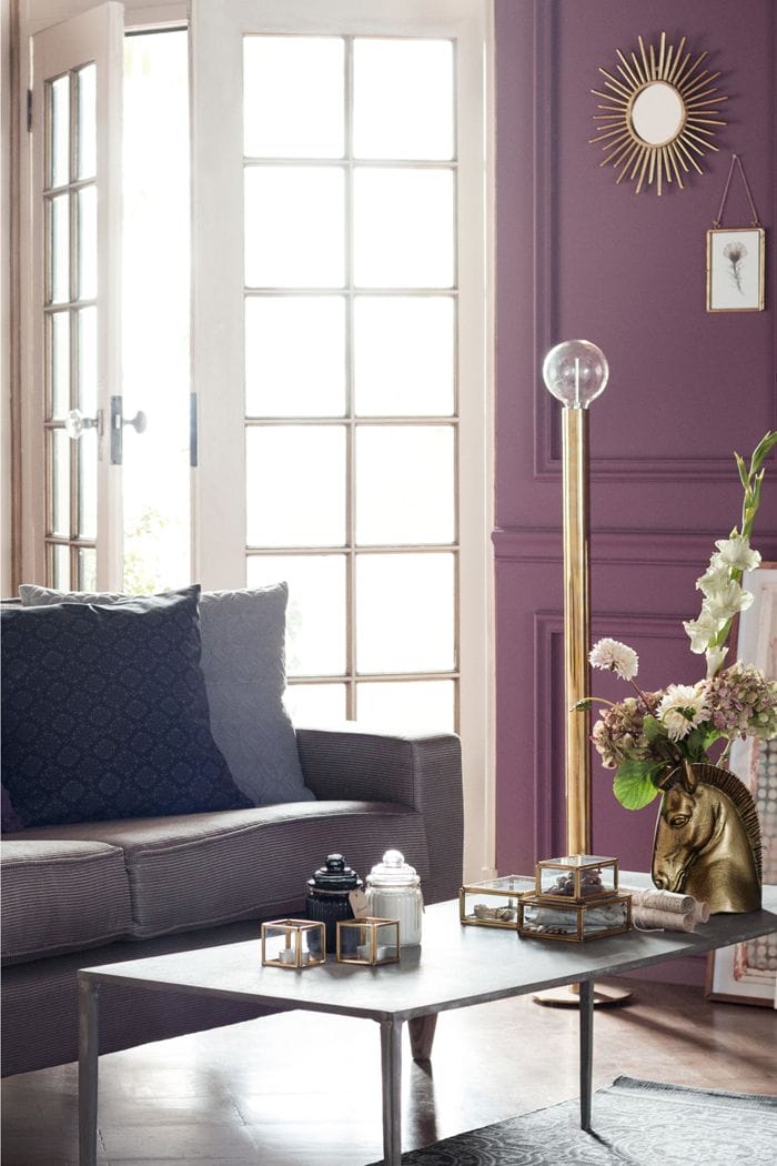 ventanal a salon clasico con pared violeta
