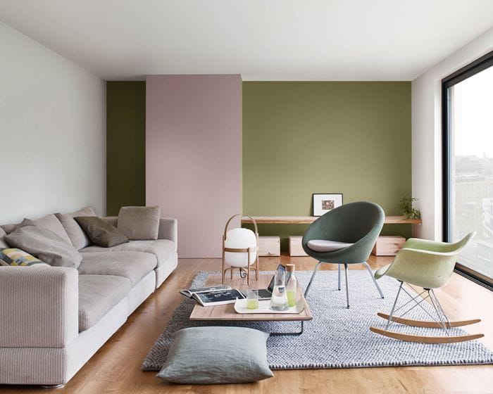 salon verde y palo de rosa, sillas, sofá, cojines