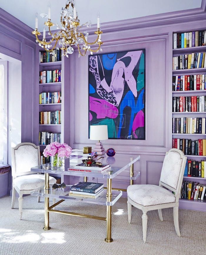 mesa cristal y sillas clasicas blancas con pared violeta