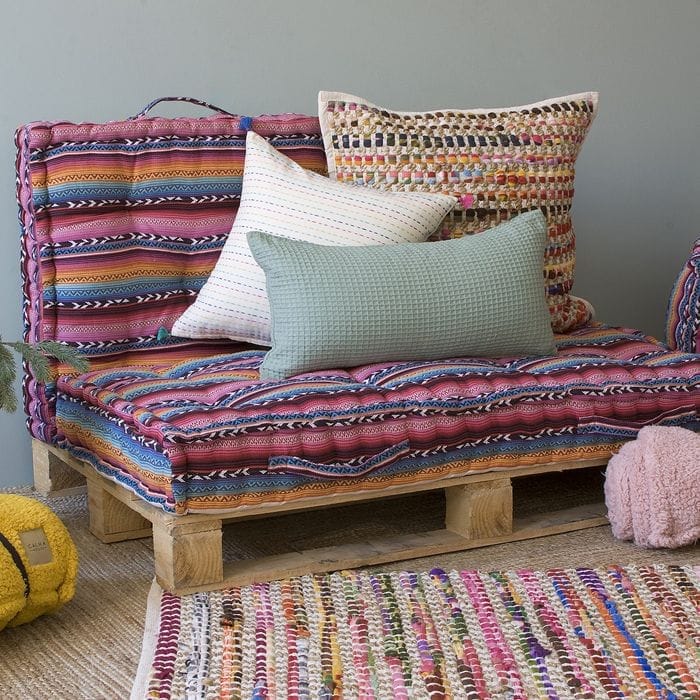cojines boho sobre palet sofa