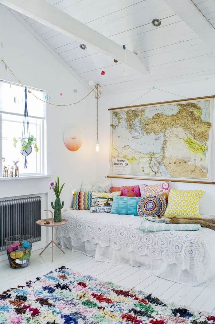 cojines boho con colores y formas variados