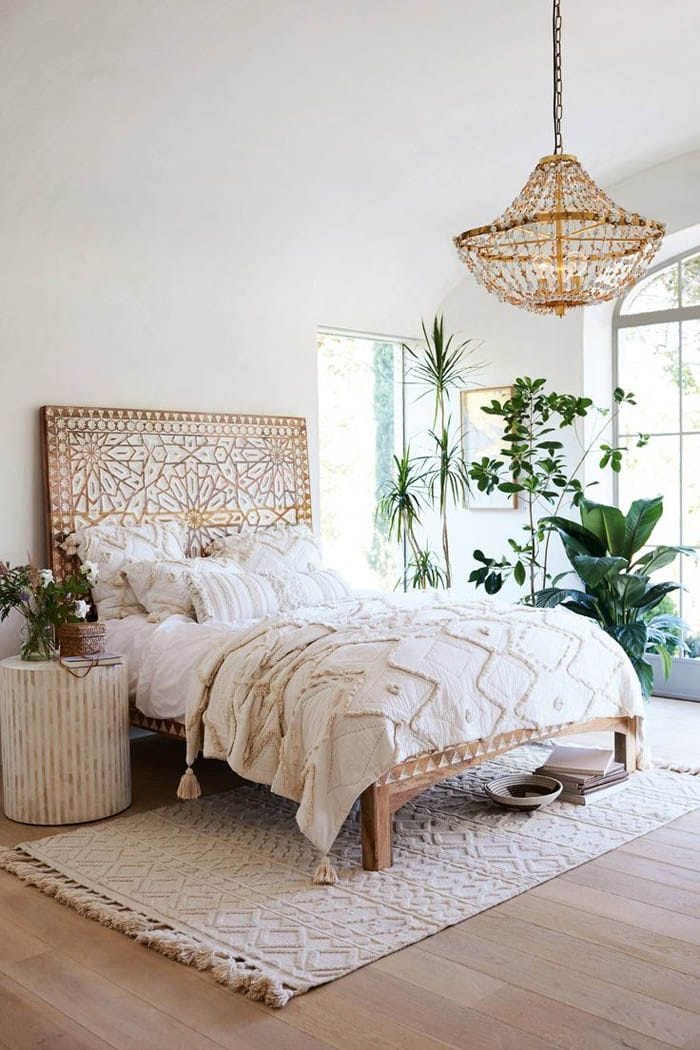 cama boho con colores neutros y texturas variadas