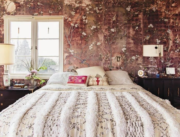 cama con colcha de pelo boho