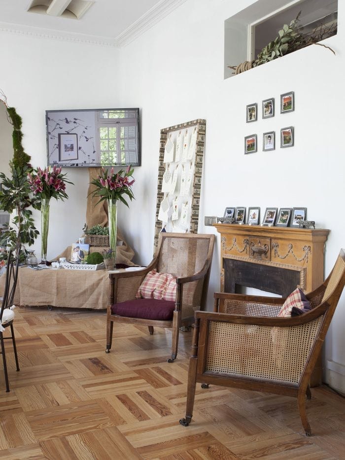 salon señorial con muebles antiguos