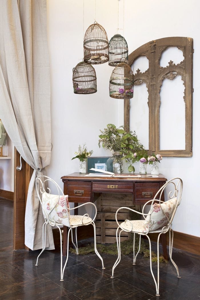 sillas de forja y escritorio antiguos