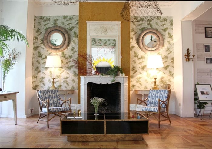 espacio con cosas antiguas y papel pared