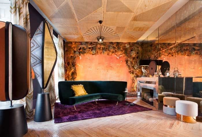 Salon con sofa oscuro y alfombra ultraviolet