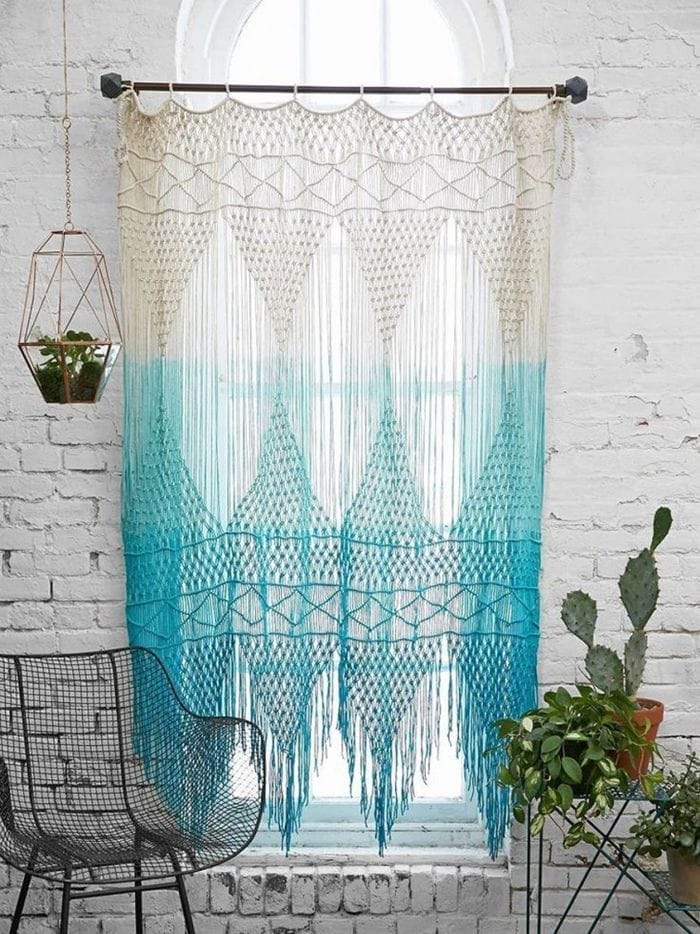 cortina boho tejida azul y blanco