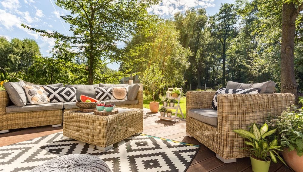 terraza decorada alfombra puff y muebles fibra