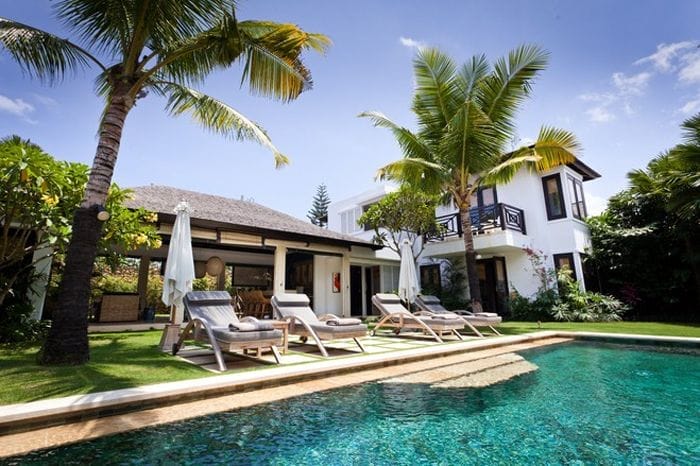 jardin con piscina de lujo bali